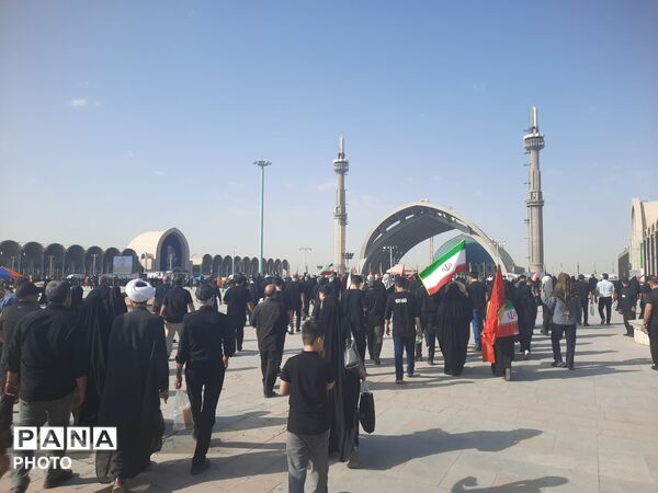 اولین روز وداع با شکوه با رهبر شهید و خانواده بزرگوارشان 