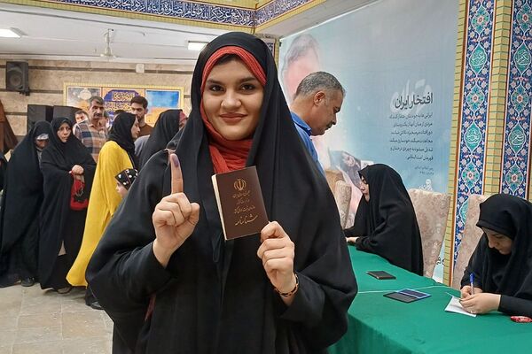 حضور مردم ولایتمدار شهرستان ورامین پای صندوق‌های اخذ رای