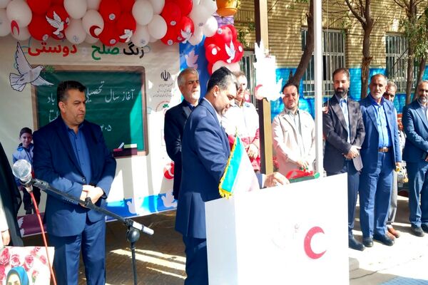 زنگ صلح  و دوستی در دومین روز از سال تحصیلی در مدرسه شاهد ائمه اطهار پاکدشت نواخته شد 