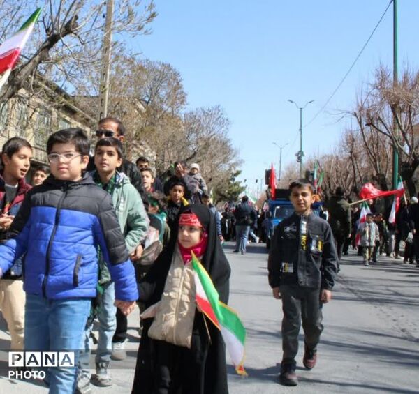 راهپیمایی دانش‌آموزان در همدان