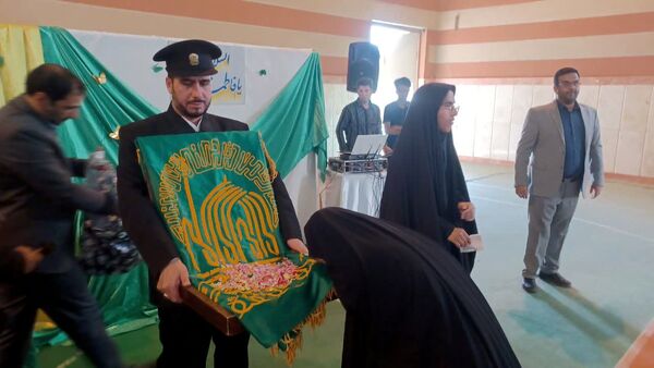 استقبال دانش‌آموزان بیرجندی از خادمان حرم امام رضا(ع)