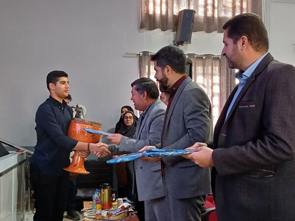 تجلیل از برگزیدگان 2 جشنواره پرورشی در شهرستان زرقان 