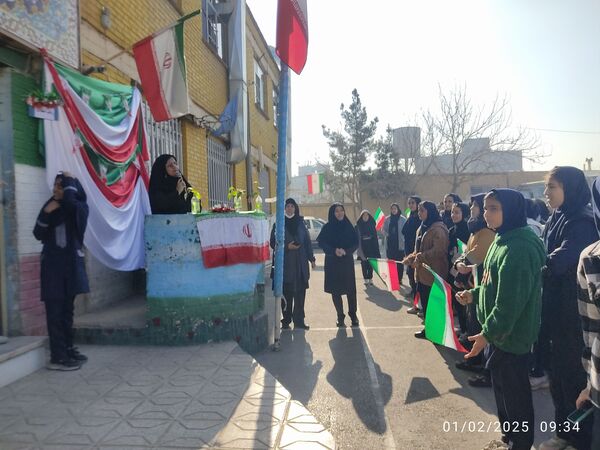 نواختن زنگ انقلاب در دبیرستان نوید ناحیه ۵ مشهد