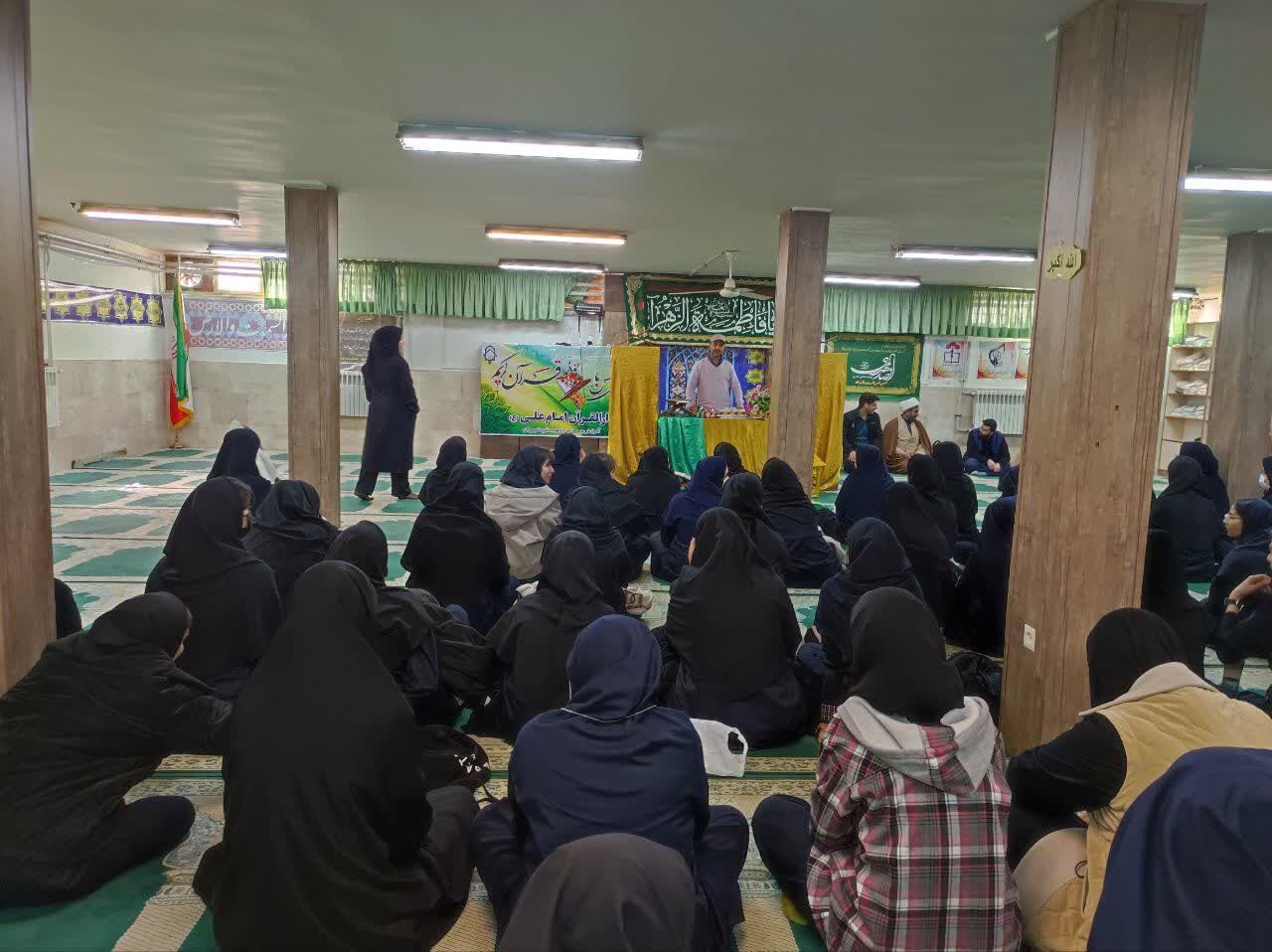 الگو سازی و آشنایی دانش آموزان با قرآن و برکات نماز با برگزاری محافل انس با قرآن کریم در مدارس