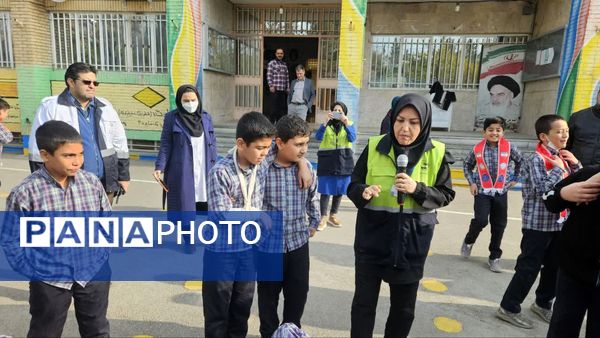 مانور زلزله در دبستان شهید رحیمی ناحیه۱