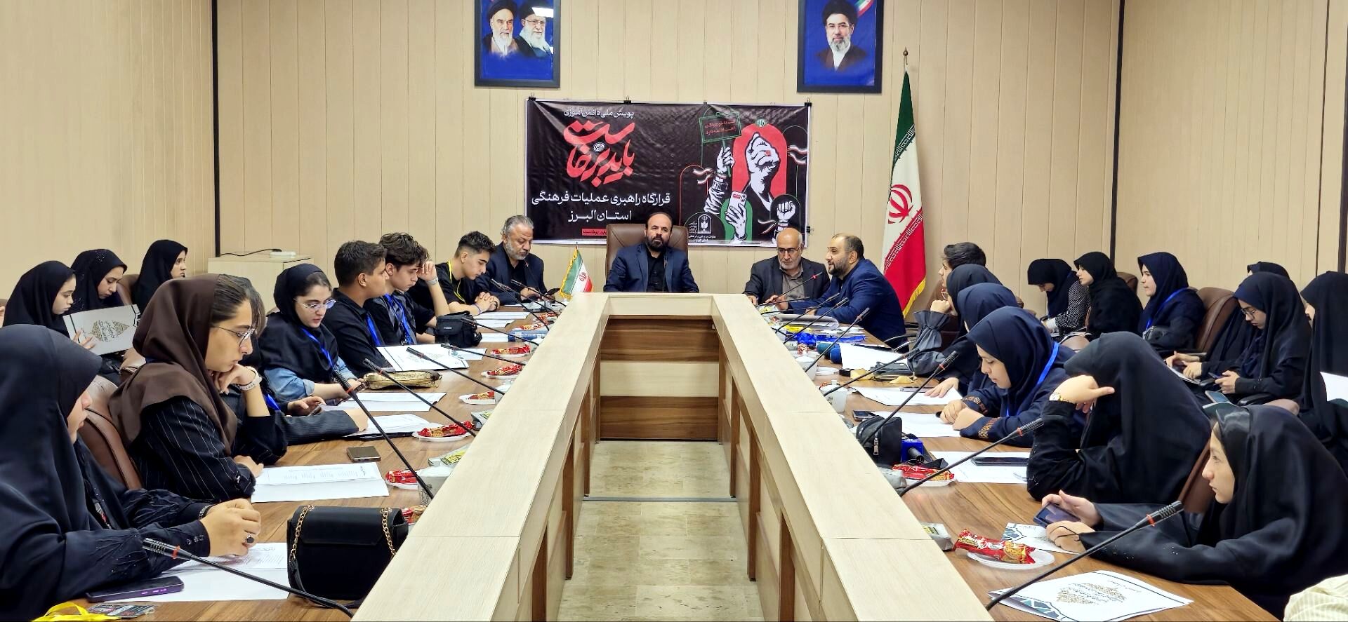 نشست هماهنگی دانش‌آموزان نخبه عکاس استان البرز با موضوعیت پویش «باید برخاست» 