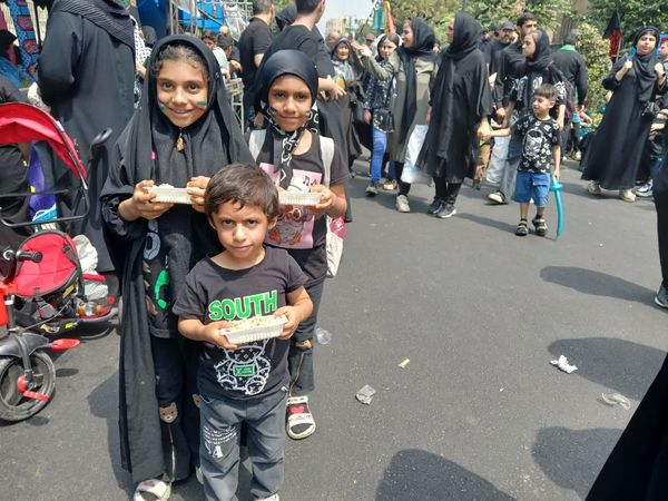 استقبال دلدادگان اباعبدالله الحسین (ع) از پیاده روی جاماندگان اربعین حسینی‌