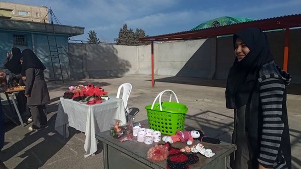 بازارچه‌‌ دانش‌آموزی در‌ دبیرستان‌ نمونه‌ اندیشه‌ کاشمر