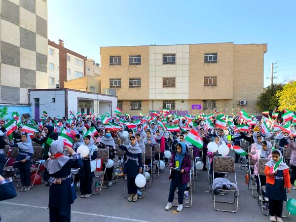 طنین زنگ انقلاب در دبستان ابوریحان شیراز