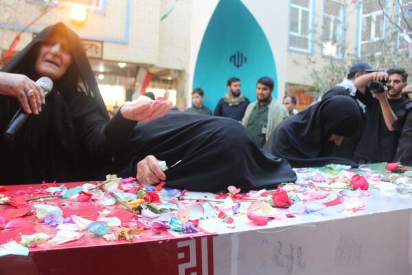 جلوه‌هایی از حضور نوجوانان در مراسم تشییع و خاکسپاری شهدای گمنام
