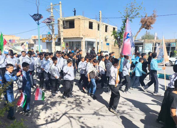 حضور پرشور دانش‌آموزان مدارس خاتم در راهپیمایی ۱۳ آبان 