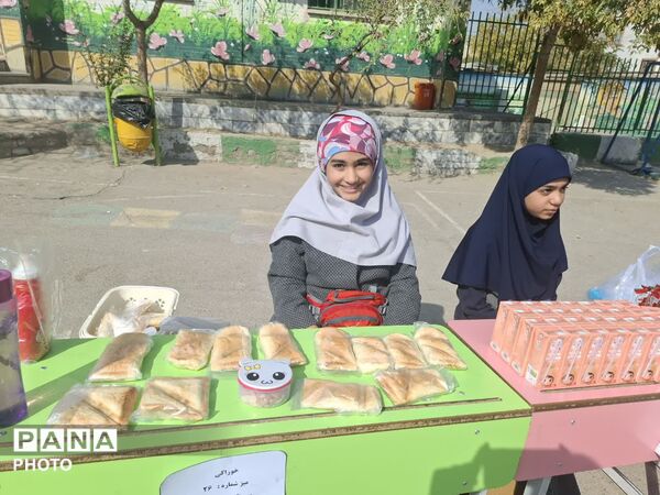 نمایش هنر و توانمندی دانش‌آموزان در بازارچه سالانه مدرسه نیایش