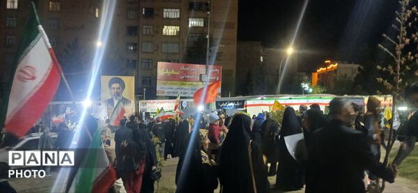 حضور شبانه شهروندان ساوجبلاغ در مسیر راهپیمایی شبانه