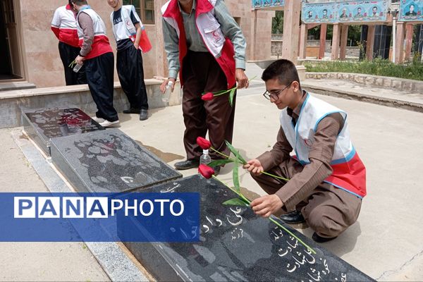 ادای احترام جمعیت هلال‌احمر بانه به شهدا در هفته هلال‌احمر