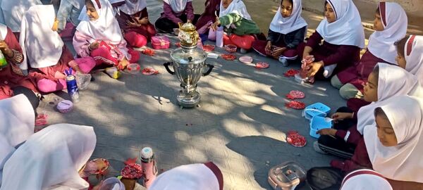 فرهنگ و شادی در جشن یلدای دانش‌آموزان دبستان مولوی فین