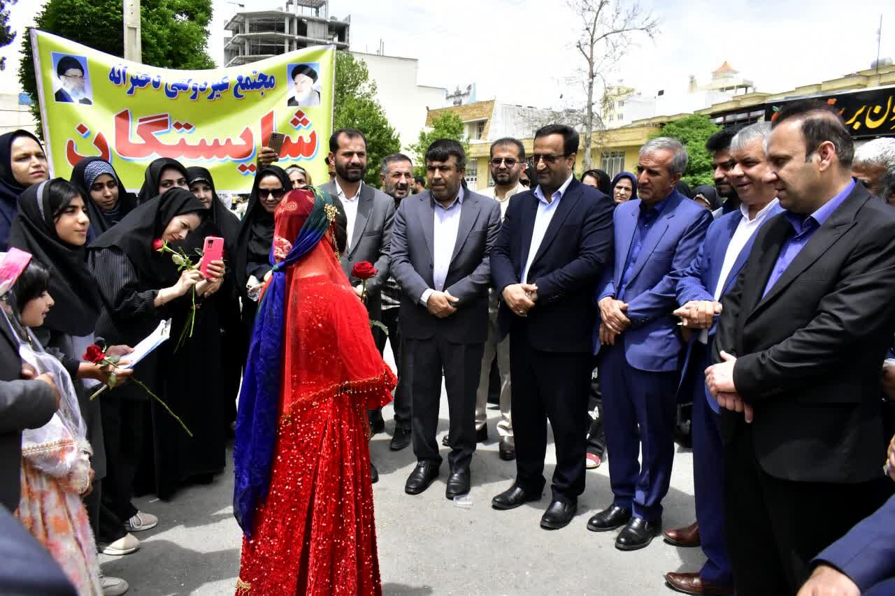 دانش‌آموزان یاسوجی با اهدای گل در مصلی نماز جمعه از مقام شامخ معلمان تجلیل کردند