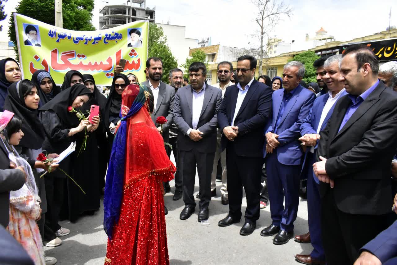 دانش‌آموزان یاسوجی با اهدای گل در مصلی نماز جمعه از مقام شامخ معلمان تجلیل کردند