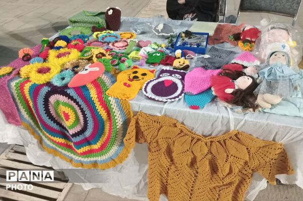 نمایش آثار هنری و مشاغل خانگی در کاروانسرای زکی‌خانی زرقان