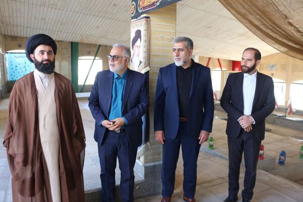 مدرسه باقرالعلوم (ع) فیروزکوه میزبان مراسم پرشور گلباران مزار شهدا با حضور مسئولان شد