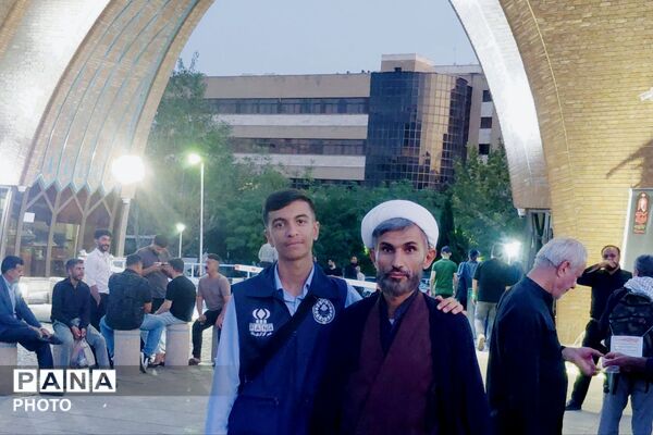 حضور پرشور جمعی از قوم بختیاری لردگان در آیین تشییع رهبر در میدان انقلاب تهران
