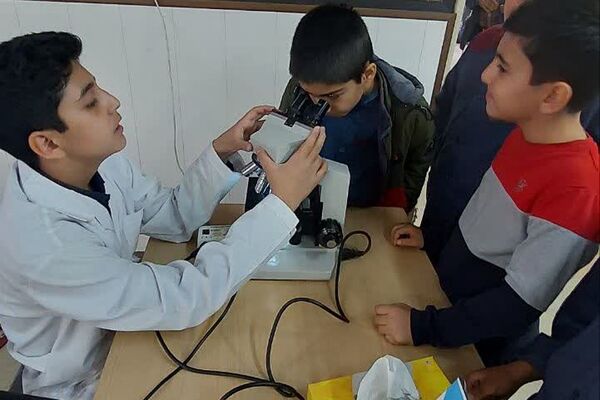 نمایشگاه آزمایشگاهی در دبیرستان استعدادهای درخشان شهید بهشتی رودهن 