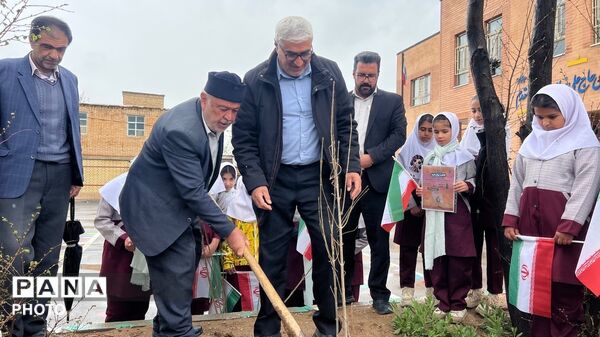 نهال‌ها در دبستان چلیچه به یاد شهدای مدرسه میناب می‌رویند