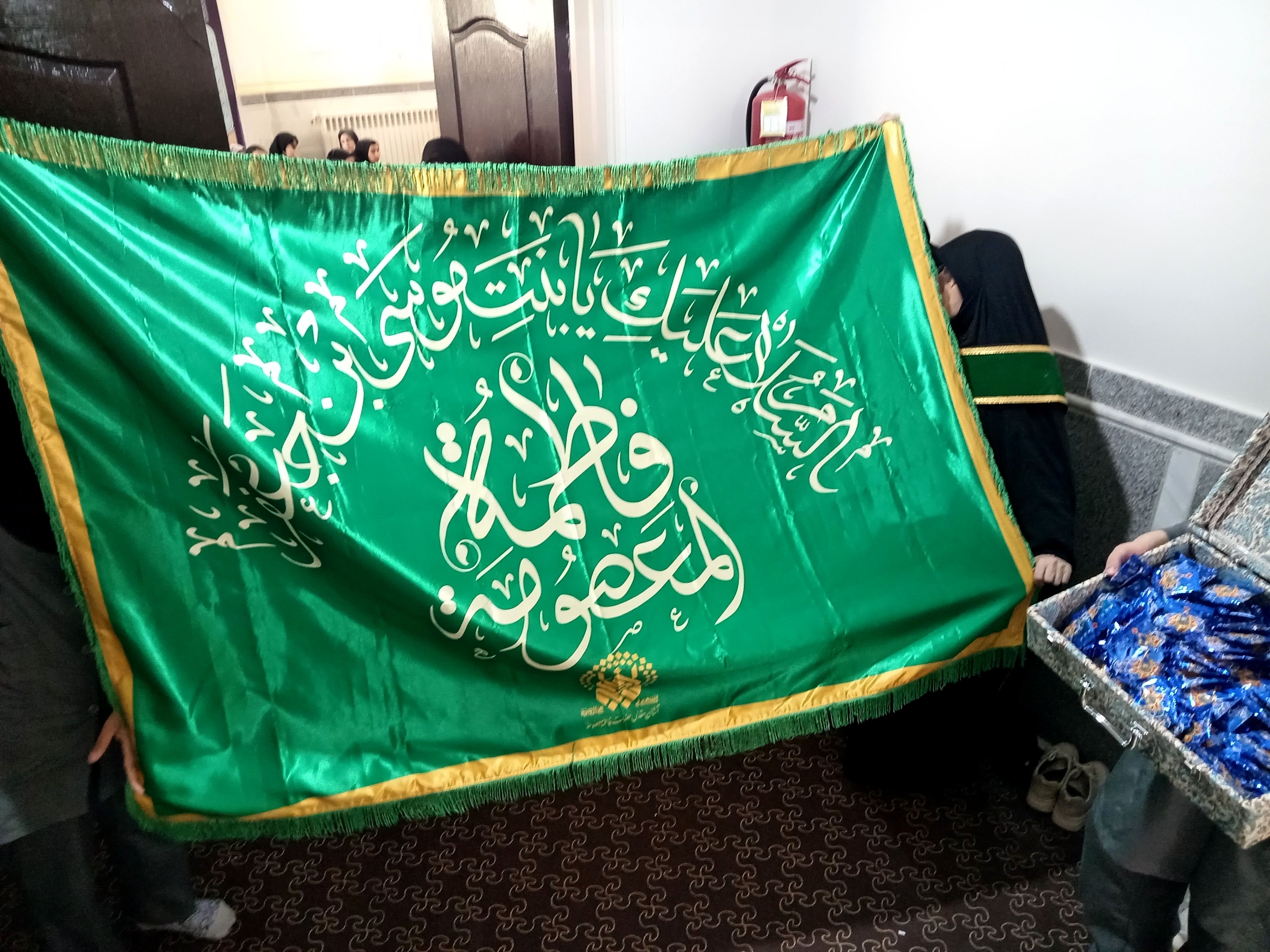 میزبانی دبیرستان حضرت خدیجه(س) جعفرآباد قم از پرچم متبرک حرم بانوی کرامت

