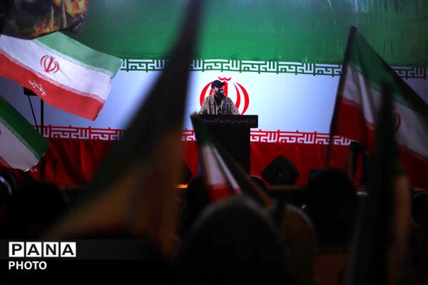 حضور پررنگ اداره آموزش و پرورش در راهپیمایی میدان انقلاب