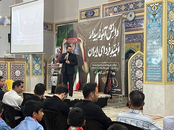 حضور قائم‌مقام معاون وزیر در سازمان دانش‌آموزی در  راهپیمایی ۱۳ آبان شهرک مروارید بندرعباس