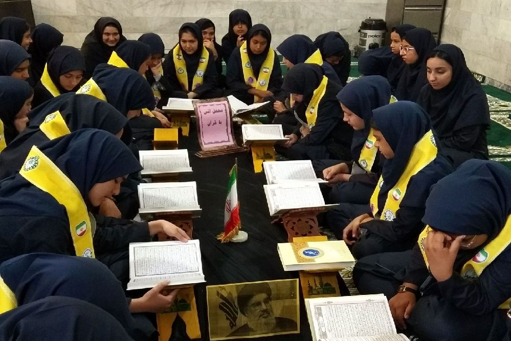 محفل انس با قرآن و گفتمان دینی با یادبود شهدای مقاومت در دبیرستان هوشنگی