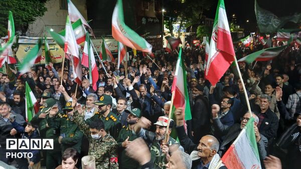  مردم در خیابان‌ها با پرچم ایران، با آرمان‌های انقلاب تجدید پیمان کردند