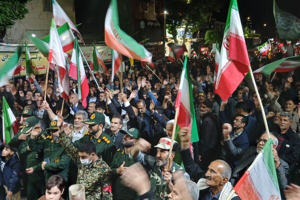  مردم در خیابان‌ها با پرچم ایران، با آرمان‌های انقلاب تجدید پیمان کردند