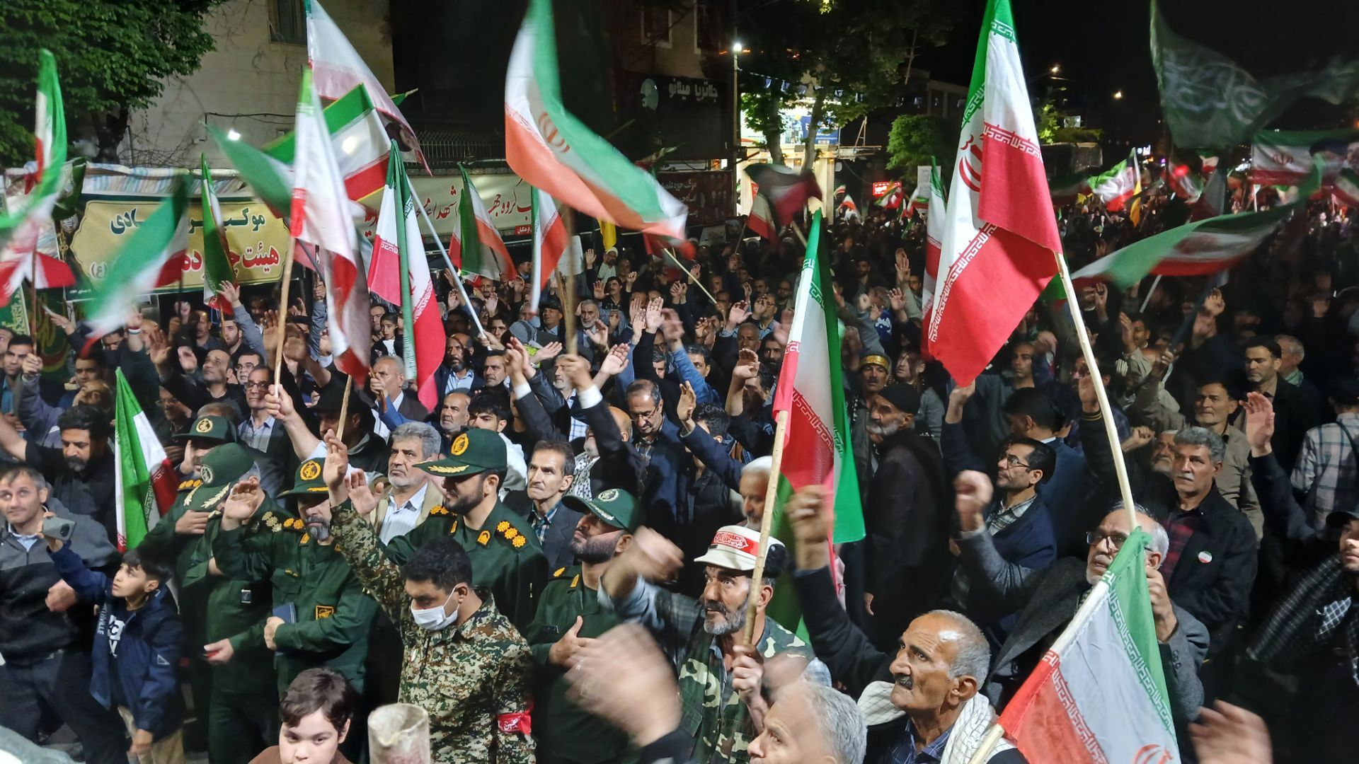  مردم در خیابان‌ها با پرچم ایران، با آرمان‌های انقلاب تجدید پیمان کردند