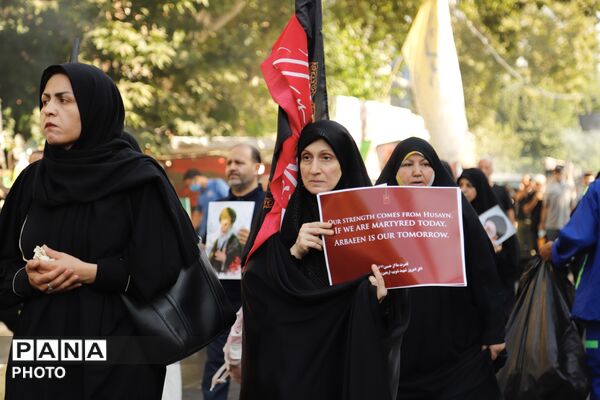 طنین «یا حسین» در مسیر دلدادگی؛ حضور پرشور جاماندگان اربعین در تهران