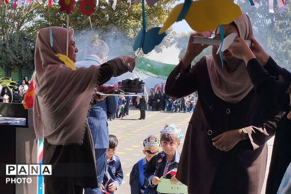 جشن شکوفه‌ها در مدرسه ۱۲ بهمن بهارستان دو