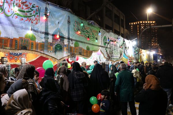 خیابان امام رضا(ع)  مشهد مملو از جمعیت در جشن باشکوه شب نیمه شعبان