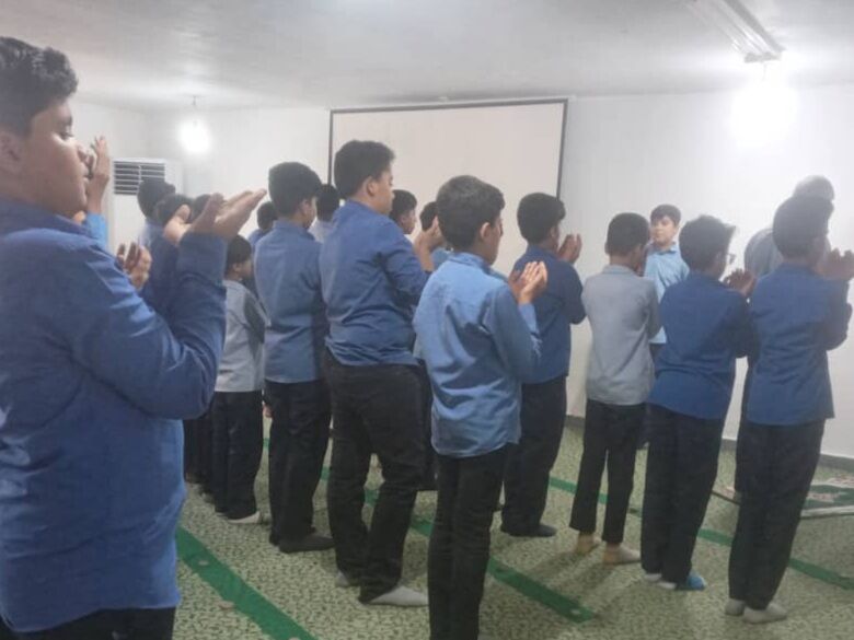اقامه نماز جماعت در مدرسه، گامی در مسیر تربیت دینی دانش‌آموزان