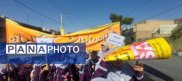 حضور پرشور دانش آموزان مدارس شهرستان خاتم در راهپیمایی ۱۳ آبان 