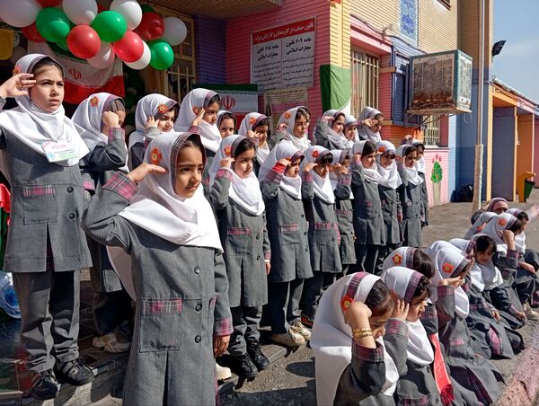 سالروز پیروزی شکوهمند انقلاب اسلامی در دبستان دخترانه نرجس یک و دو 