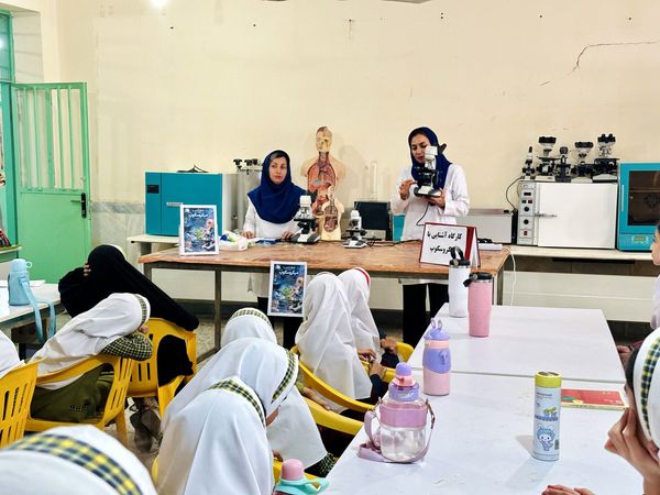 بازدید دانش‌آموزان حضرت معصومه(س) شاهد از پژوهش‌سرای رازی