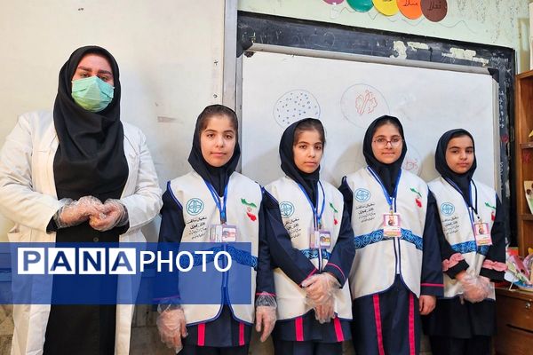 توزیع بسته‌های سلامتی در مدرسه ابتدایی هدی با مشارکت سفیران سلامت