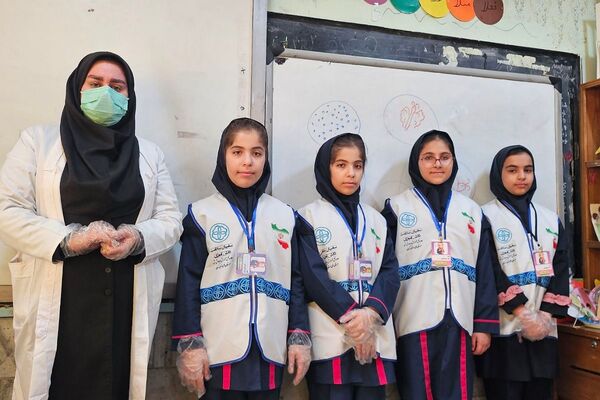 توزیع بسته‌های سلامتی در مدرسه ابتدایی هدی با مشارکت سفیران سلامت