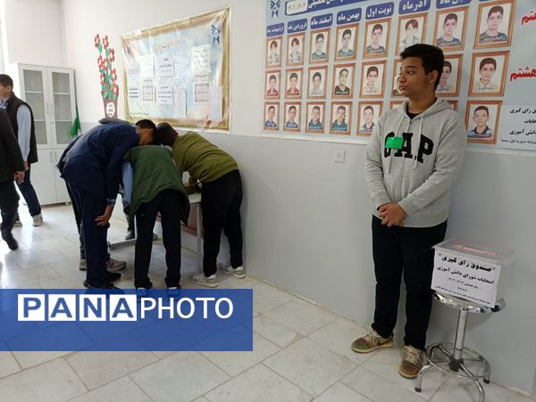  انتخابات شورای دانش‌آموزی در دبیرستان سما شهرستان کاشمر 