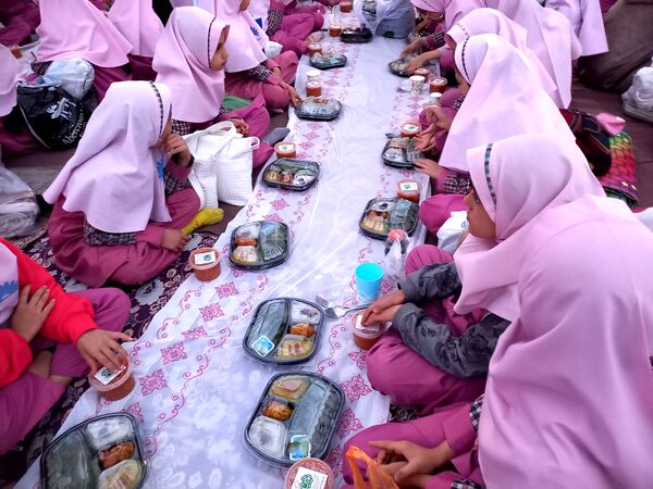  مراسم افطار در مدرسه فروردین طاهباز ناحیه ۵