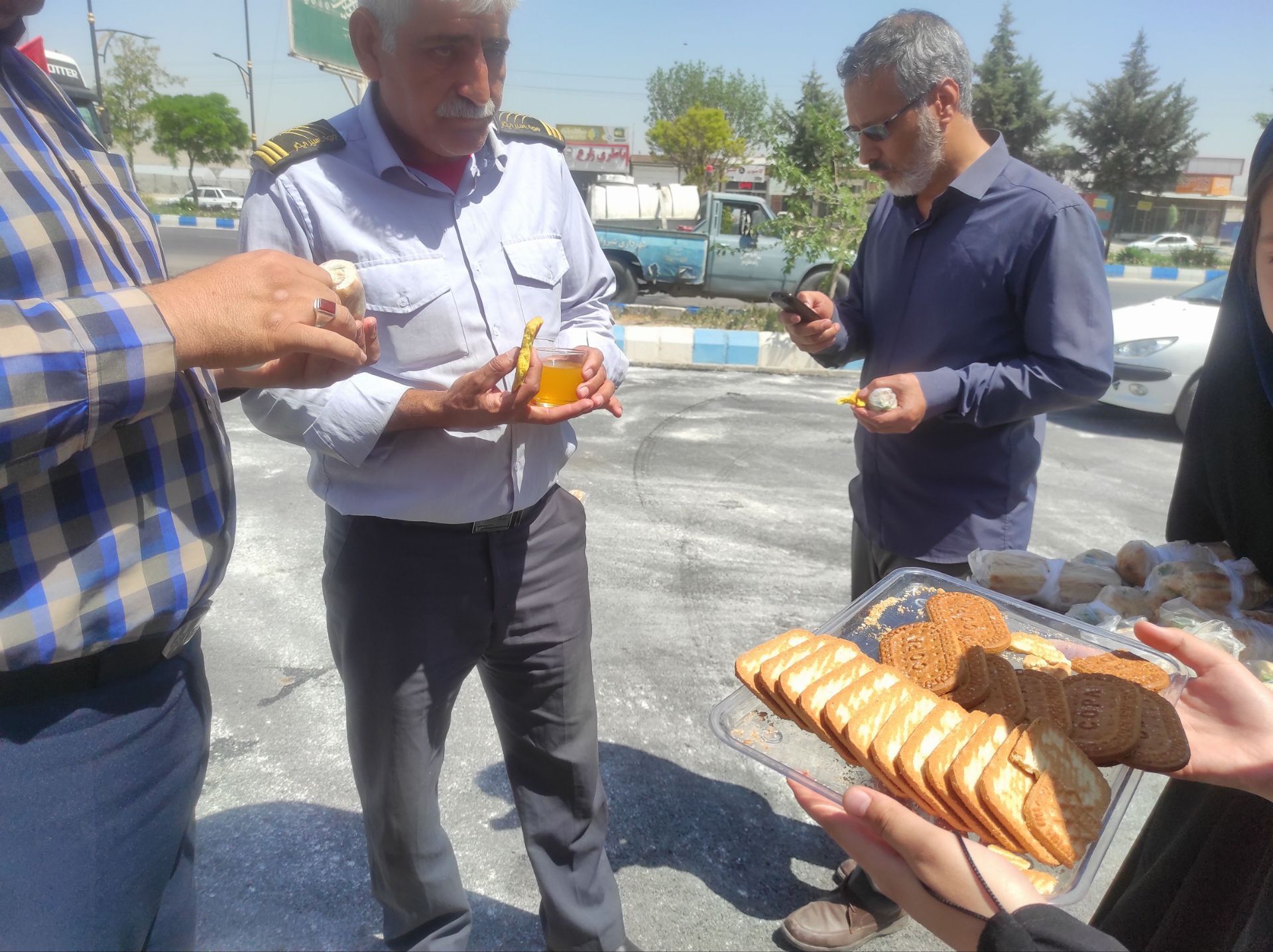 همکاری دانش آموزان خادمیار دبستان ضحی۲ با چایخانه دانش آموزی حضرت رضا(ع) شیروان