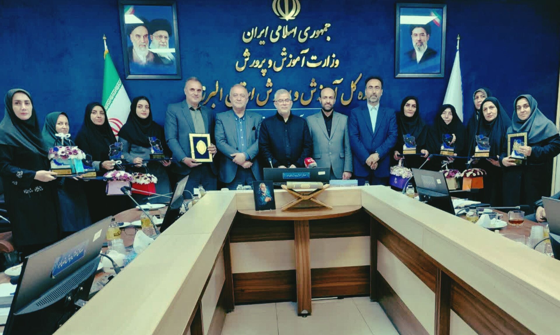 تعهد و فداکاری معلمان، چراغ راه روشن آینده کشور است