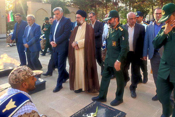 غبار روبی و عطر افشانی قبور شهدا در شهرستان آباده 