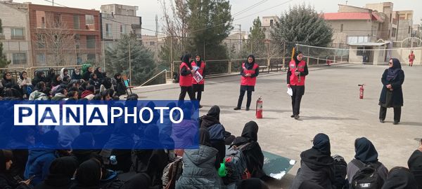 کارگاه آموزشی آشنایی با اصول ایمنی و اطفاء حریق در هنرستان آفرینش پردیس 