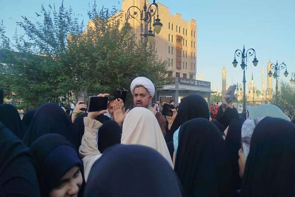 از پشت میز نیمکت تا زیر آسمان مدینه