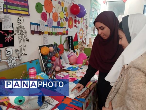 جشنواره بازی و یادگیری همزمان با ایام الله دهه فجر در دبستان وحدت